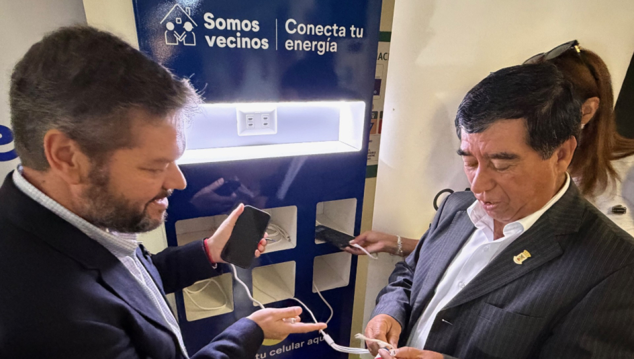 /frontel-inaugura-totem-de-carga-para-celulares-en-la-municipalidad-de