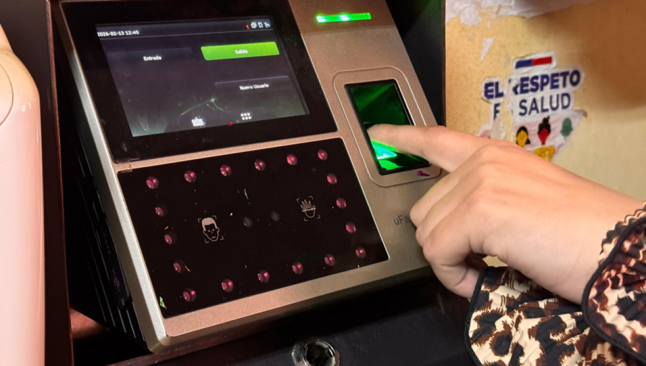 /con-ultimo-marcaje-despiden-a-funcionarias-que-inician-sus-becas-de