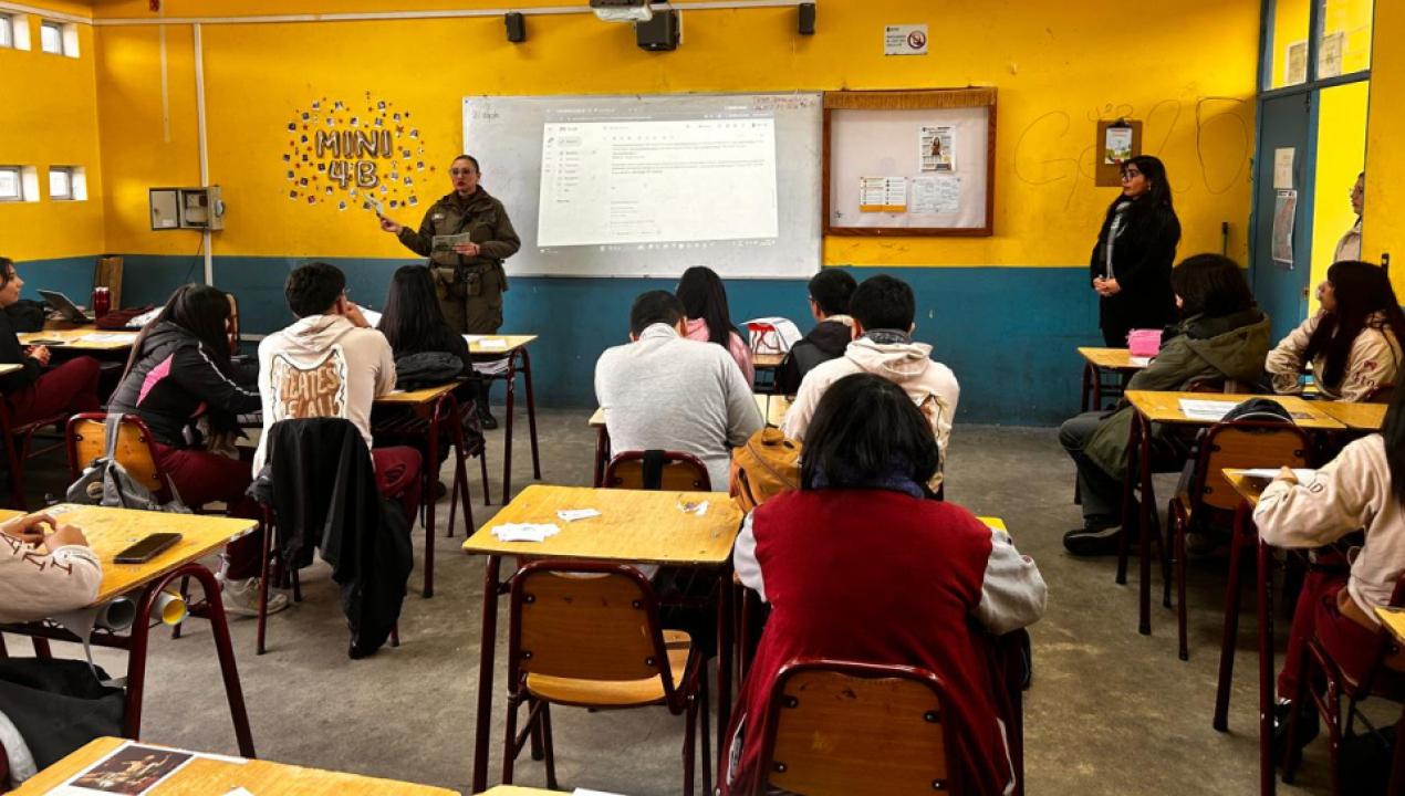 /carabineros-acerca-su-proceso-de-postulacion-a-estudiantes-de-ensenanza