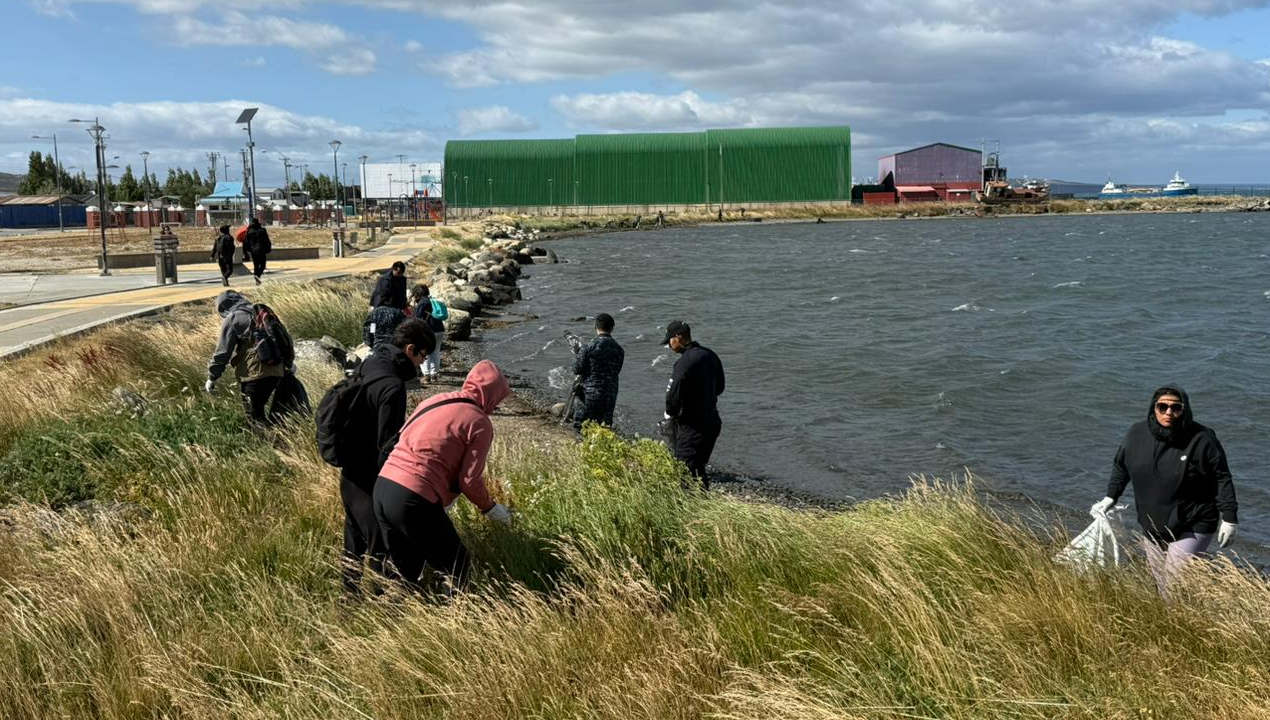 /capitania-de-puerto-de-puerto-natales-se-suma-a-limpieza-del-borde-costero