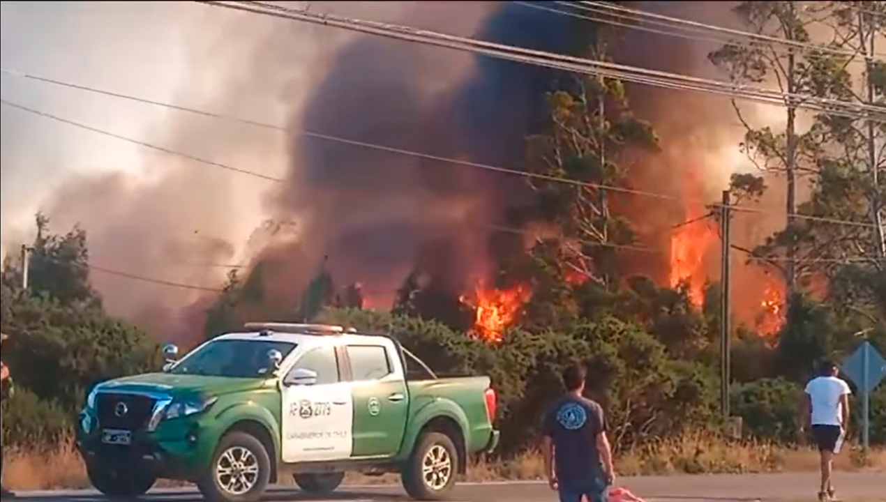 /regionales/region-de-los-lagos/tres-comunas-de-los-lagos-en-alerta-roja-por-incendios-puerto-montt-la-mas