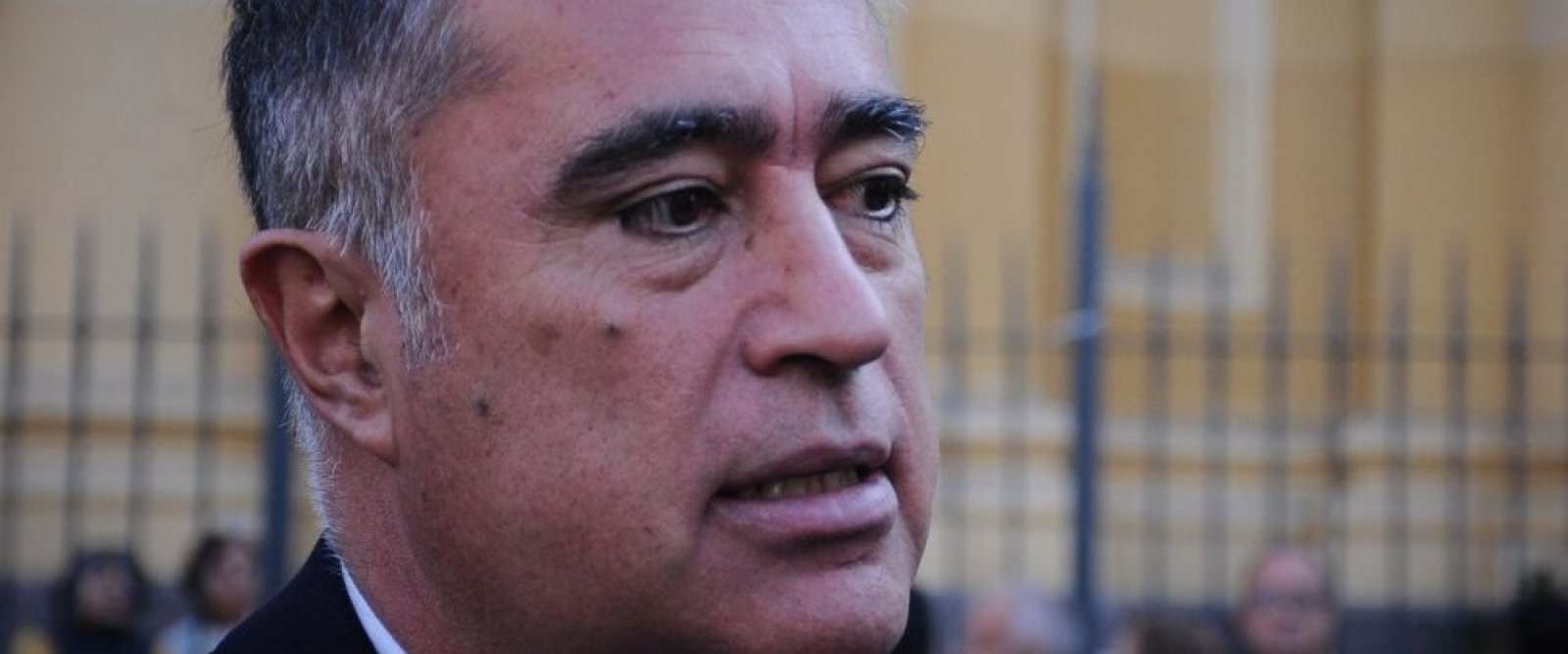 Instituto Nacional: alcalde Desbordes confirma suspensión de rectora tras agresión estudiantil