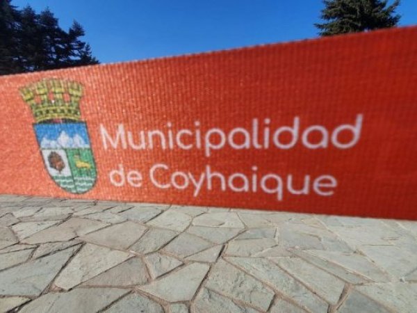 Doble pago y contratos sin licitación complican a alcalde de Coyhaique