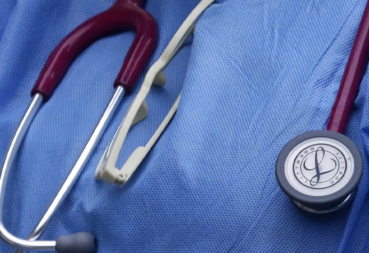 Enfermera apuñalada en Las Condes está fuera de riesgo vital.