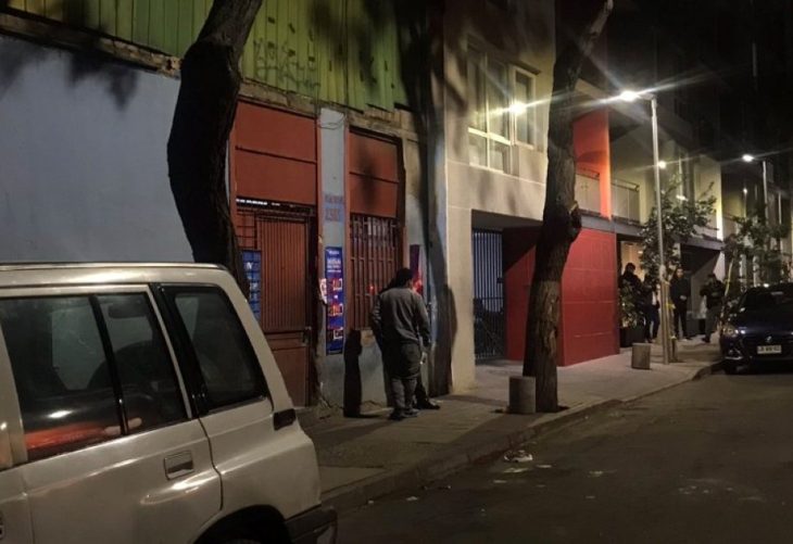 Carabineros investiga homicidio en almacén de Santiago: Víctima recibió disparo en la cabeza.