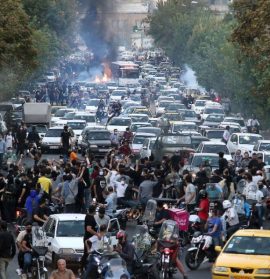 «Soy pesimista»: Experto duda que protestas por muerte de Mahsa Amini logren liberalizar la teocracia iraní